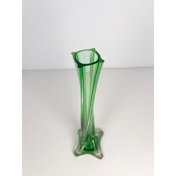 Vintage MCM emerald green art glass bud vase - twisted glass, footed - Picture 4 of 9